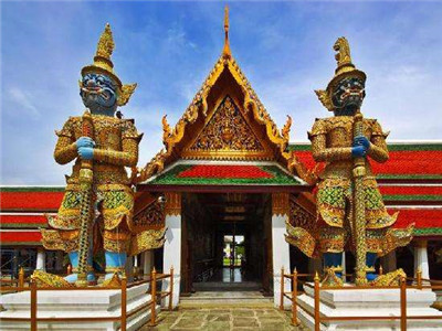 泰国移民部门官员停止向游客征收费用